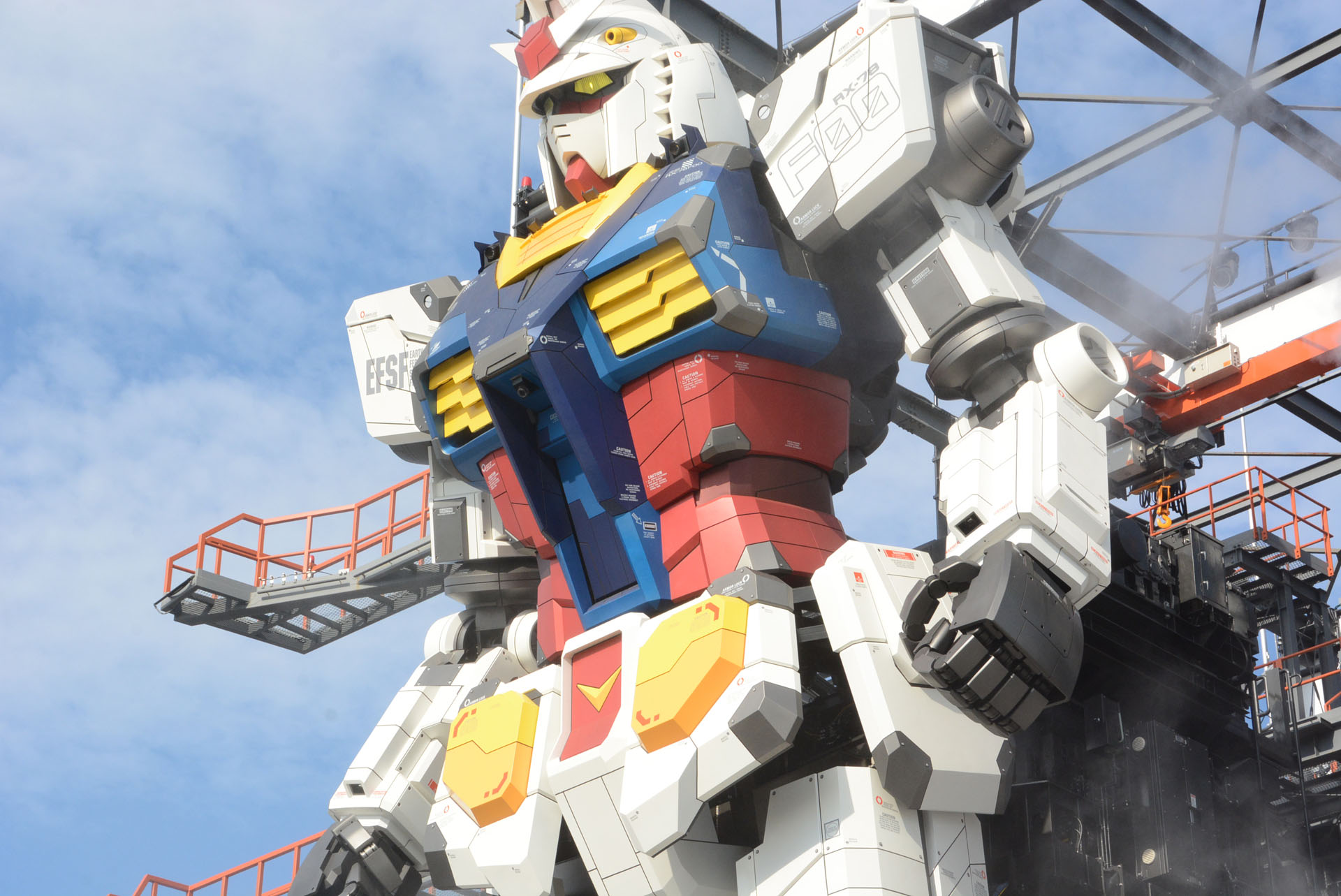 煙を吹き出し 巨大な手足が動き ガンダムが前進 Gundam Factory Yokohama 内覧会で ついに18mのガンダムが動く Hobby Watch