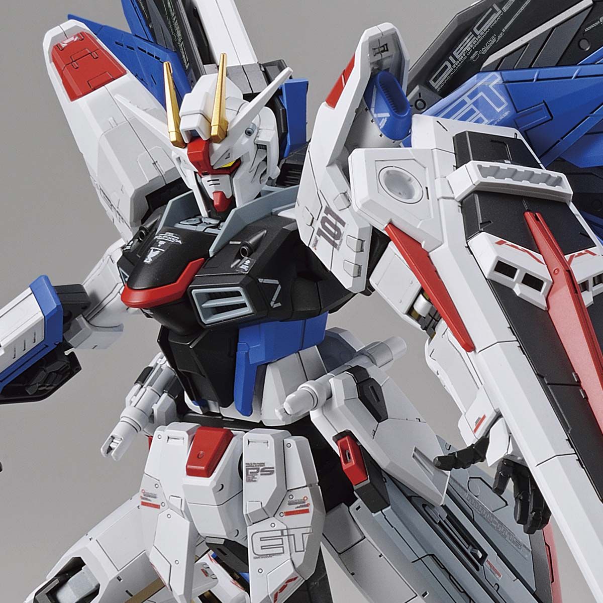 上海の実物大フリーダムガンダム立像がプラモデル化！ 「プレミアム