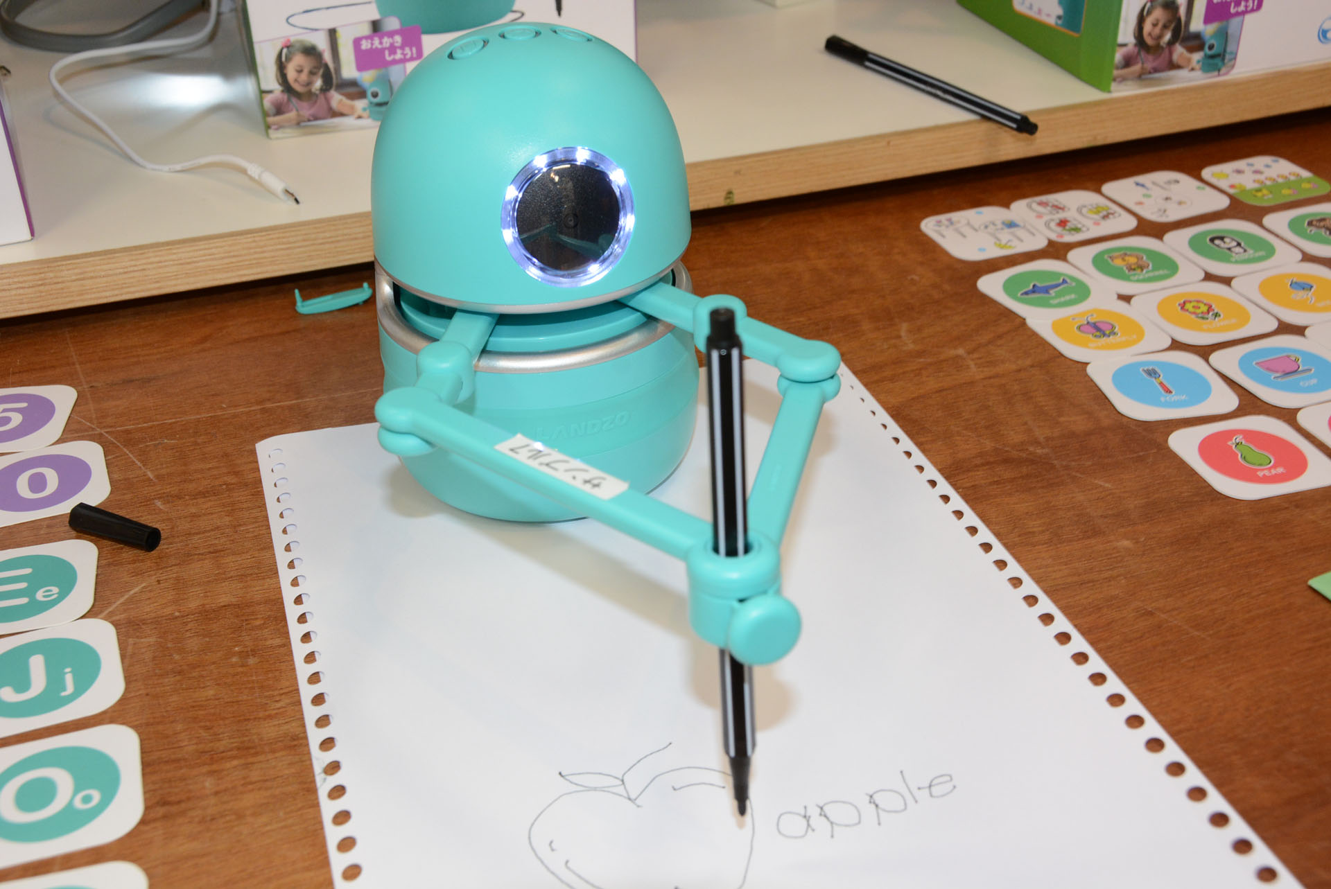 アームを動かして ペンで絵を描く教育ロボ お絵描きロボット クインシー Hobby Watch