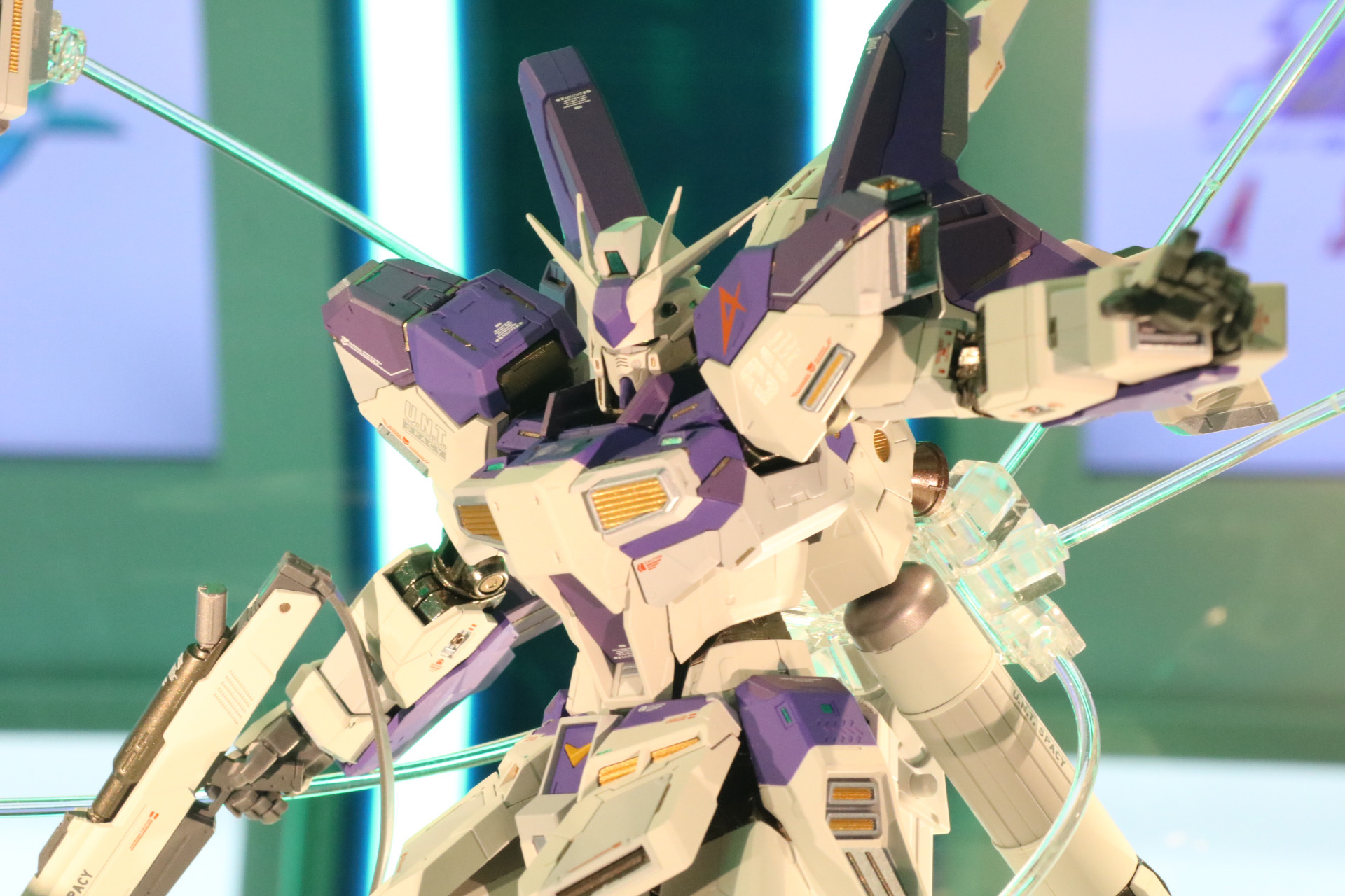 Gundam Figures Live 特別展示 フィン ファンネルを展開した Hi Nガンダム など Metal Build シリーズアイテムが展示中 Hobby Watch