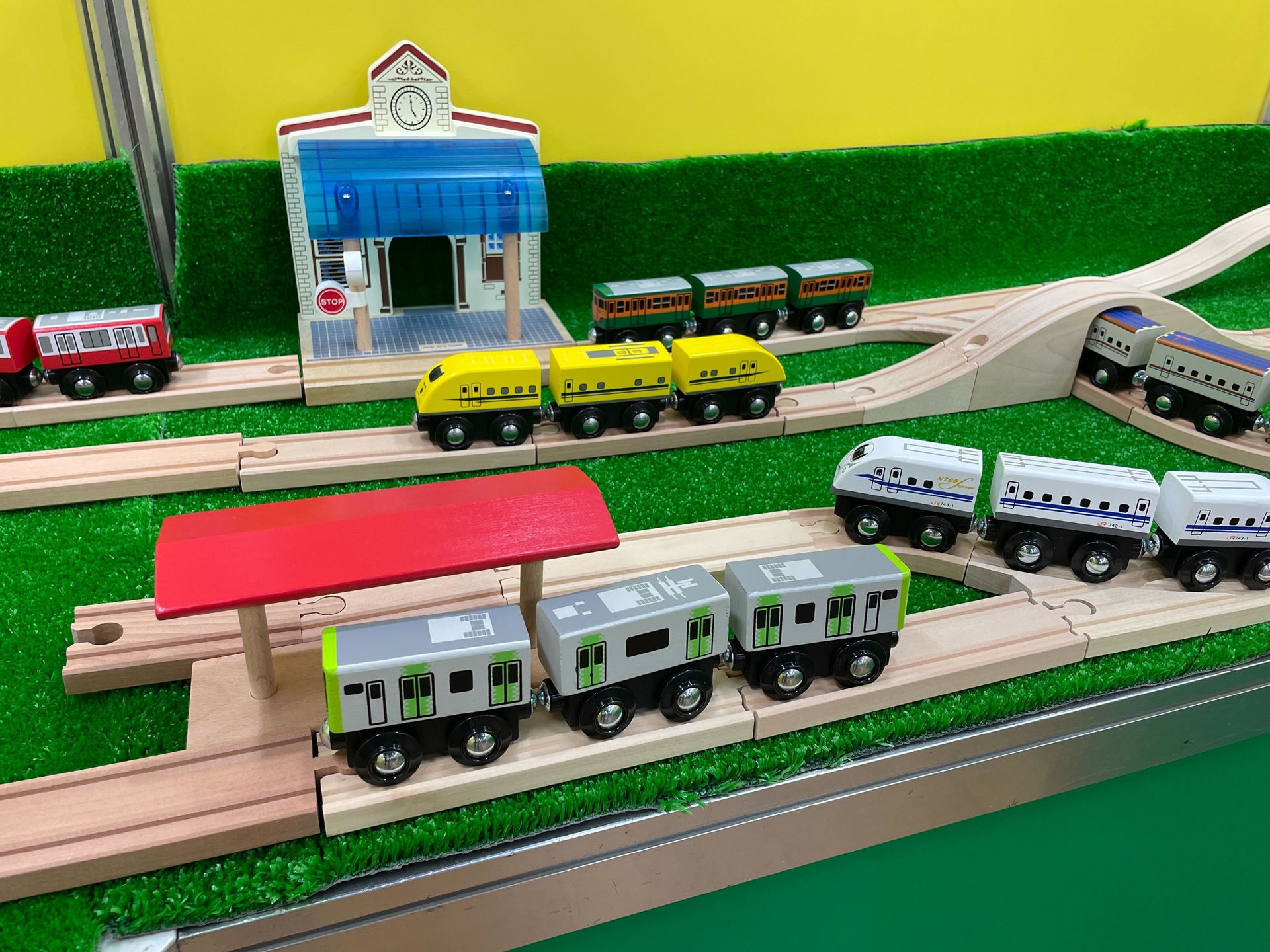 木製の電車、ブロック、幼児用おもちゃ