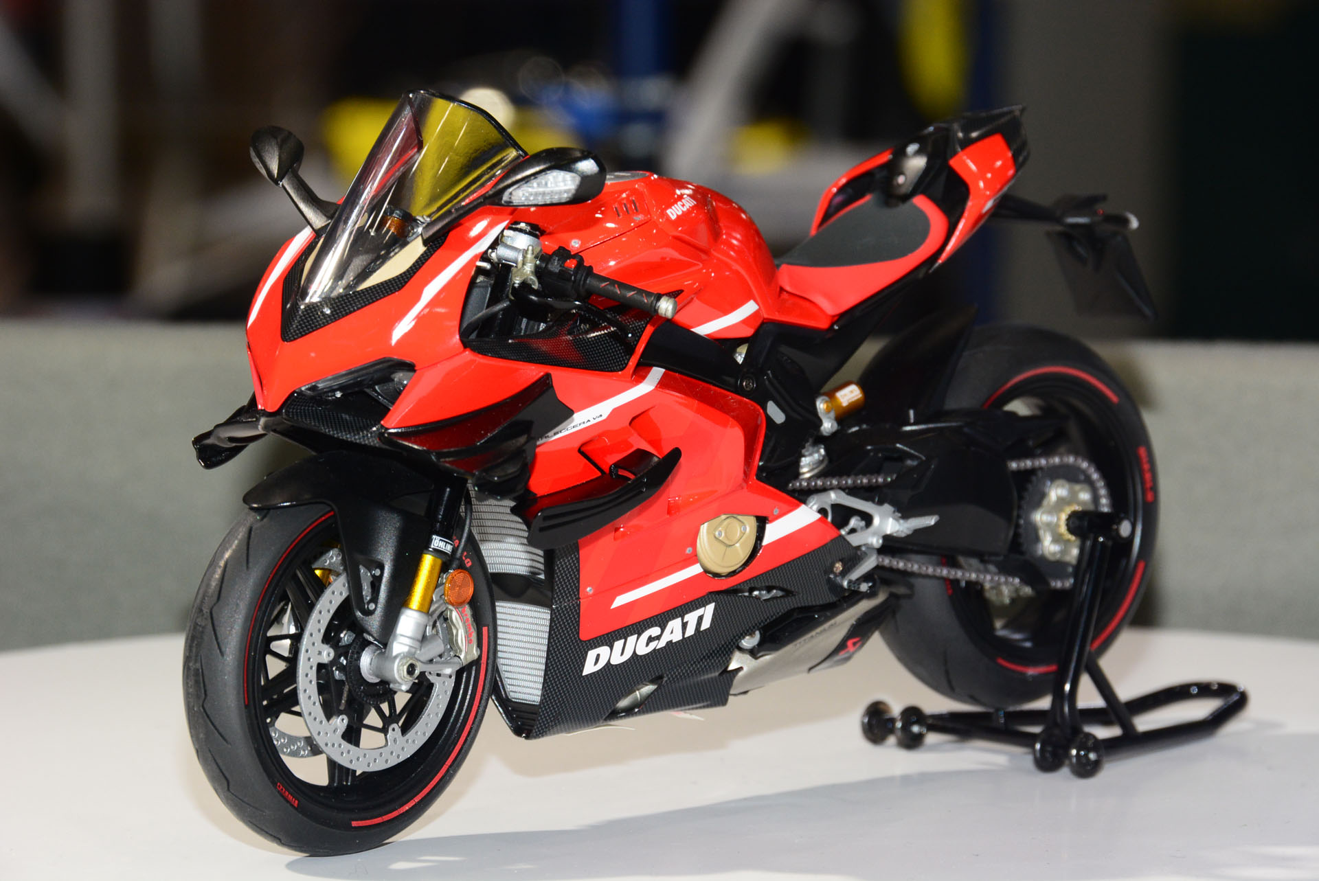 ＷＥＢ限定カラー有 タミカDUCATI スーパーレジェーラ プラモデル完成品 ケース.人形付き