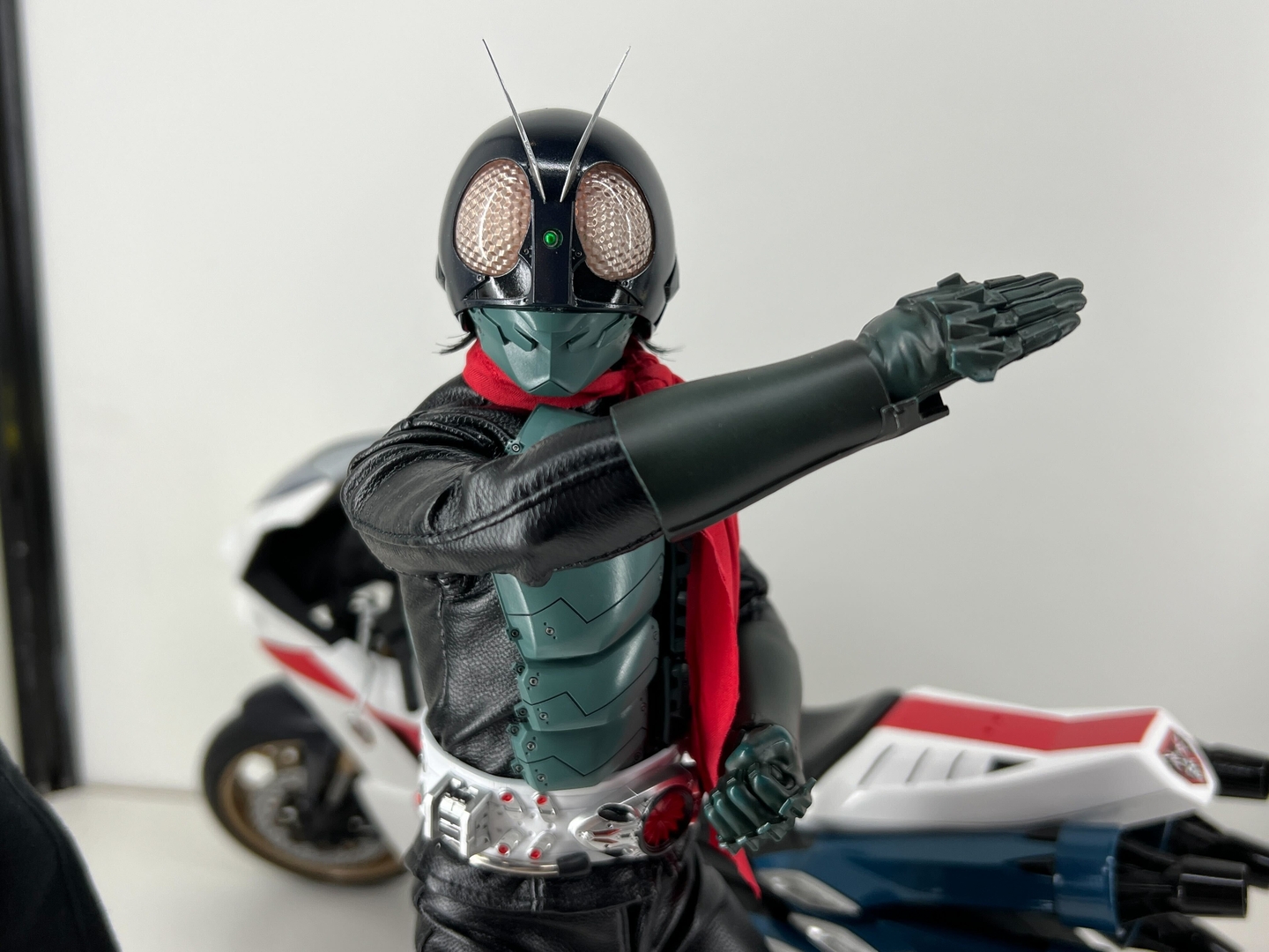 シン・仮面ライダー」より仮面ライダー/仮面ライダー2号フィギュア展示