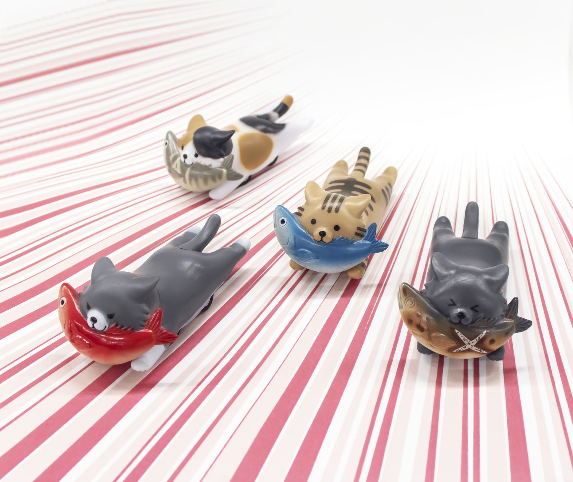 お魚をくわえた猫が走る！ カプセルトイ「ノラ猫ダッシュ」発売