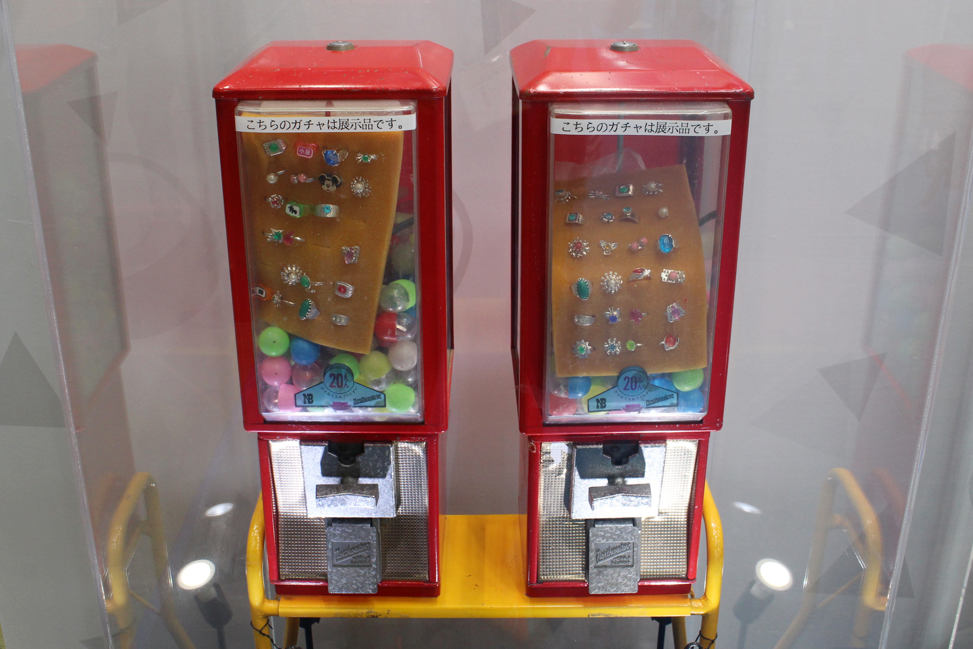ガチャ機　ガチャマシン　手動式自動販売機　カードガチャ タカラトミーアーツがカプセル自販機「ガチャマシン」の歴史を展示