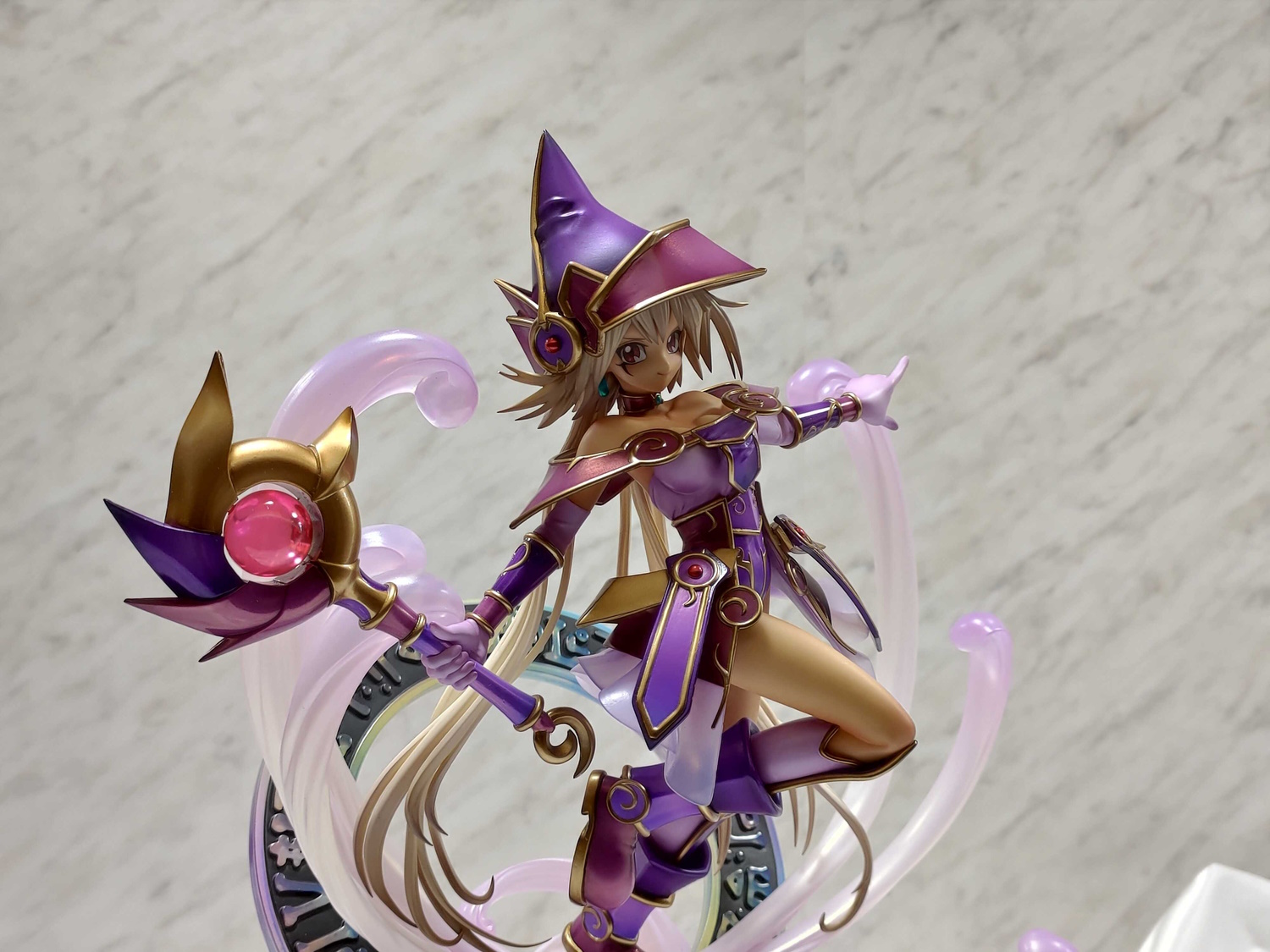 TCG「遊戯王」より“幻想の見習い魔導師”のフィギュアが登場！ 渋