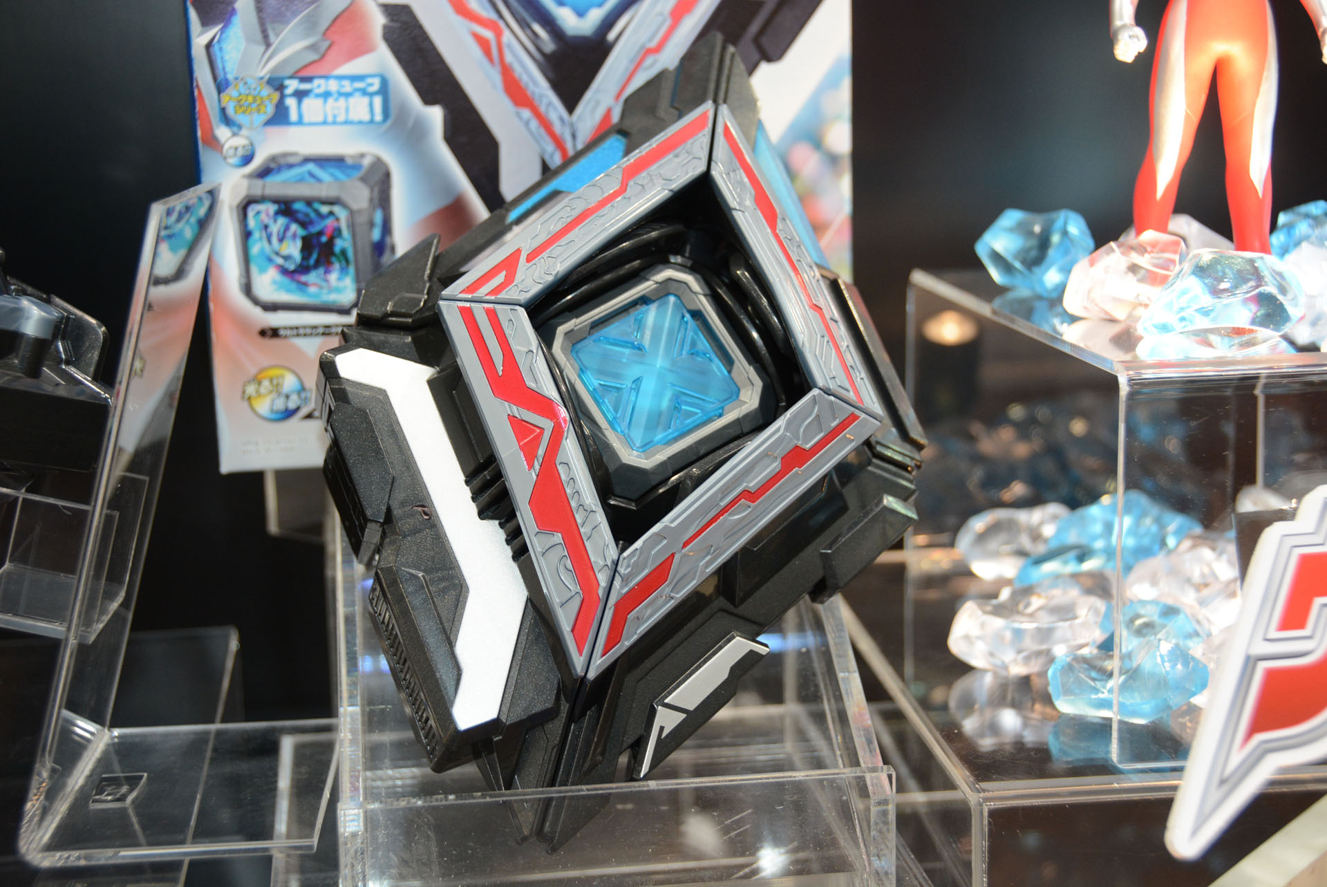 ウルトラマンアークの変身アイテム「DXアークライザー」は、ルービック