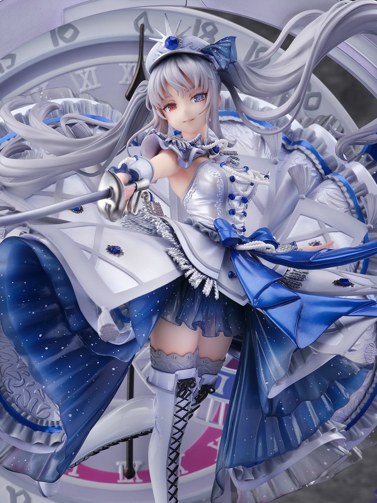 デート・ア・バレット」よりサファイアをあしらった華やかなドレス姿の