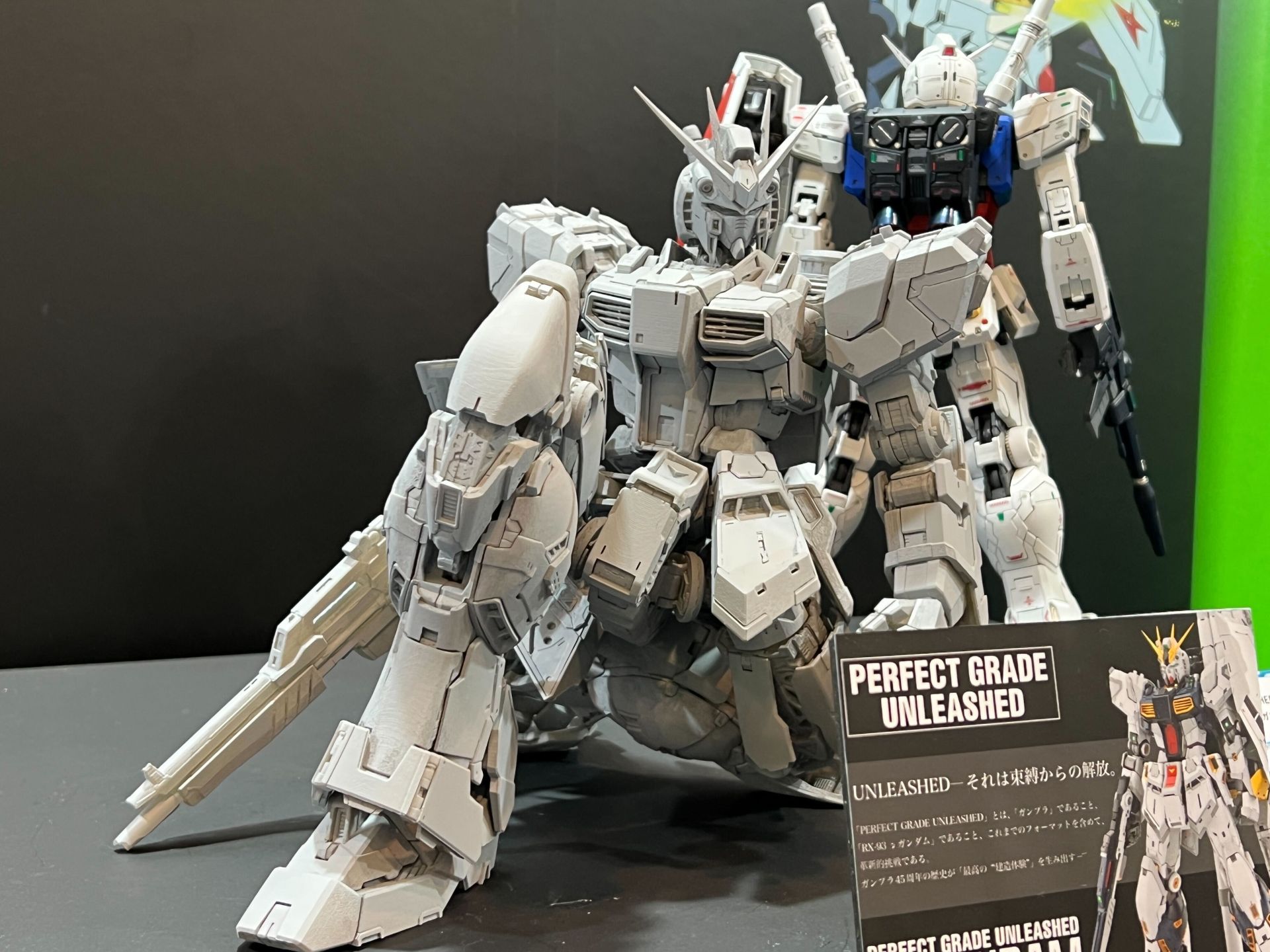 ガンプラ「PERFECT GRADE UNLEASHED 1/60 νガンダム」の可動範囲を確認