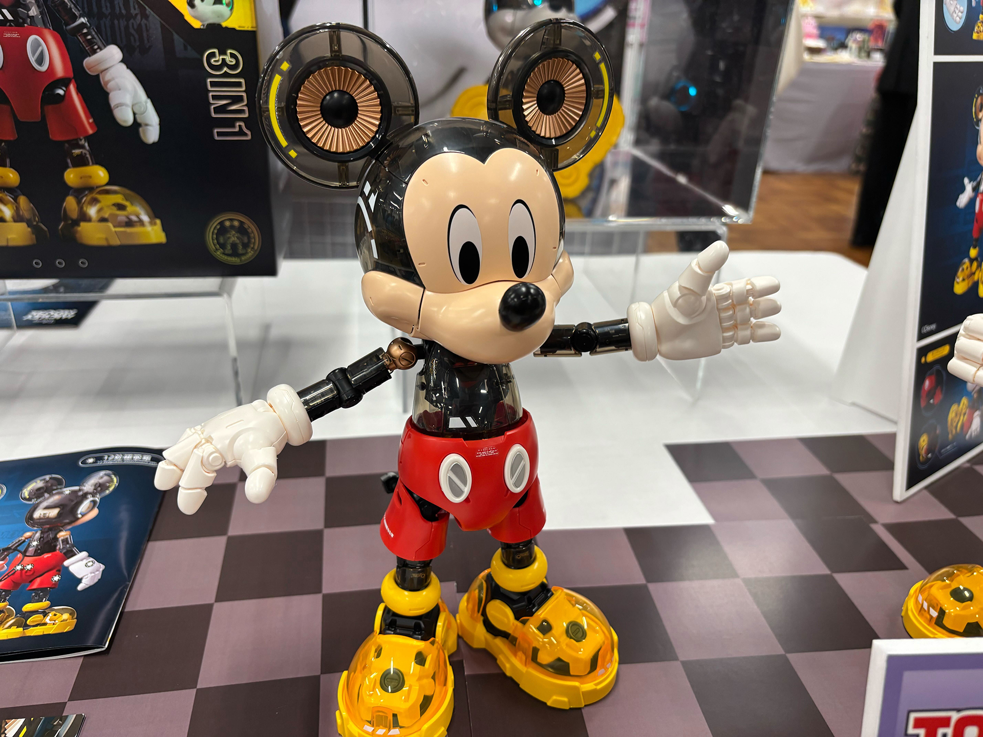 目が光る「組み立て式」ミッキーとドナルドダックをマルカが出展