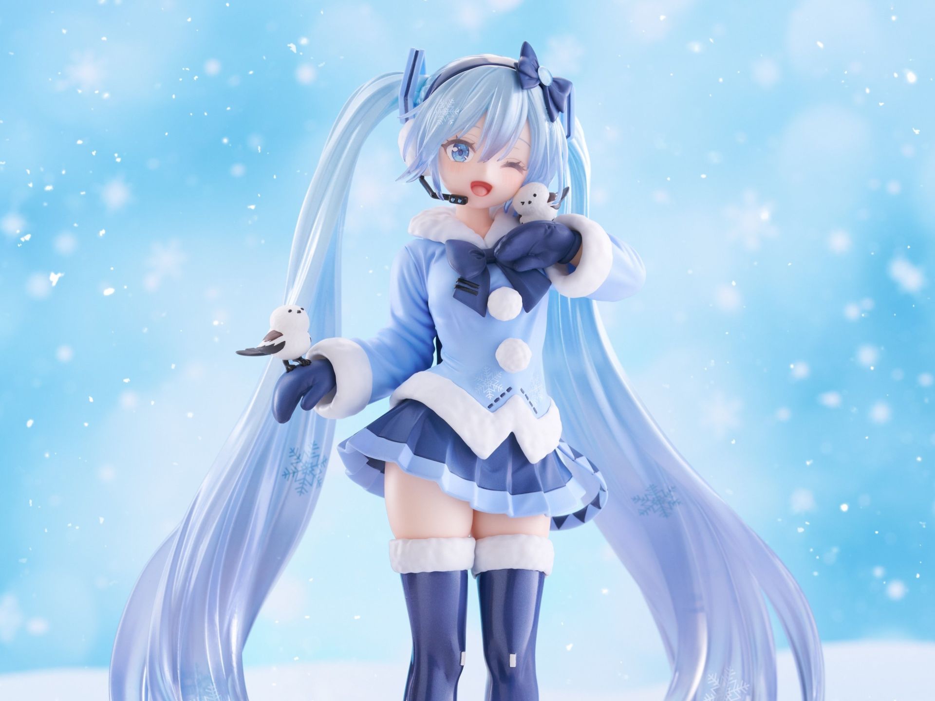 雪ミク」×「AMP＋」大型企画第1弾にかにビーム氏描きおろしの「雪ミク