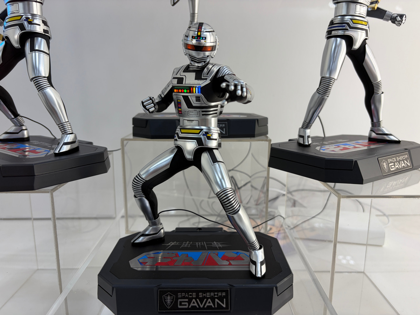 宇宙刑事　アクション　フィギュアコレクション　全6種 宇宙刑事ギャバン」より銀色のヒーロー・ギャバンをアルファマックスが