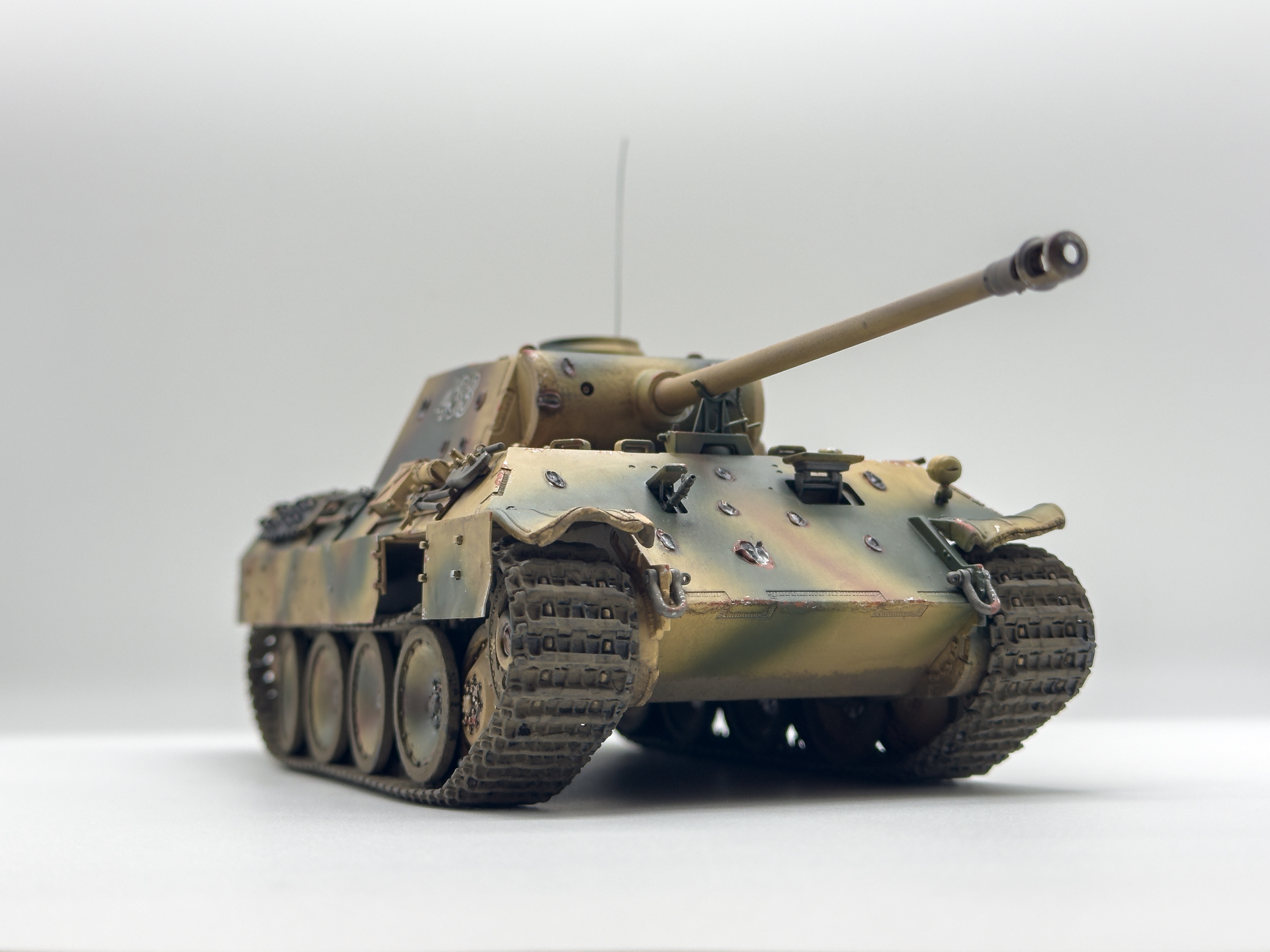 【特集】ドラゴン製プラモデル「1/35 ドイツ軍パンターD型」を全塗装!史上最大の戦車戦「クルスクの戦い」をイメージし塗装とダメージ表現で仕上げる【夏休み特集】