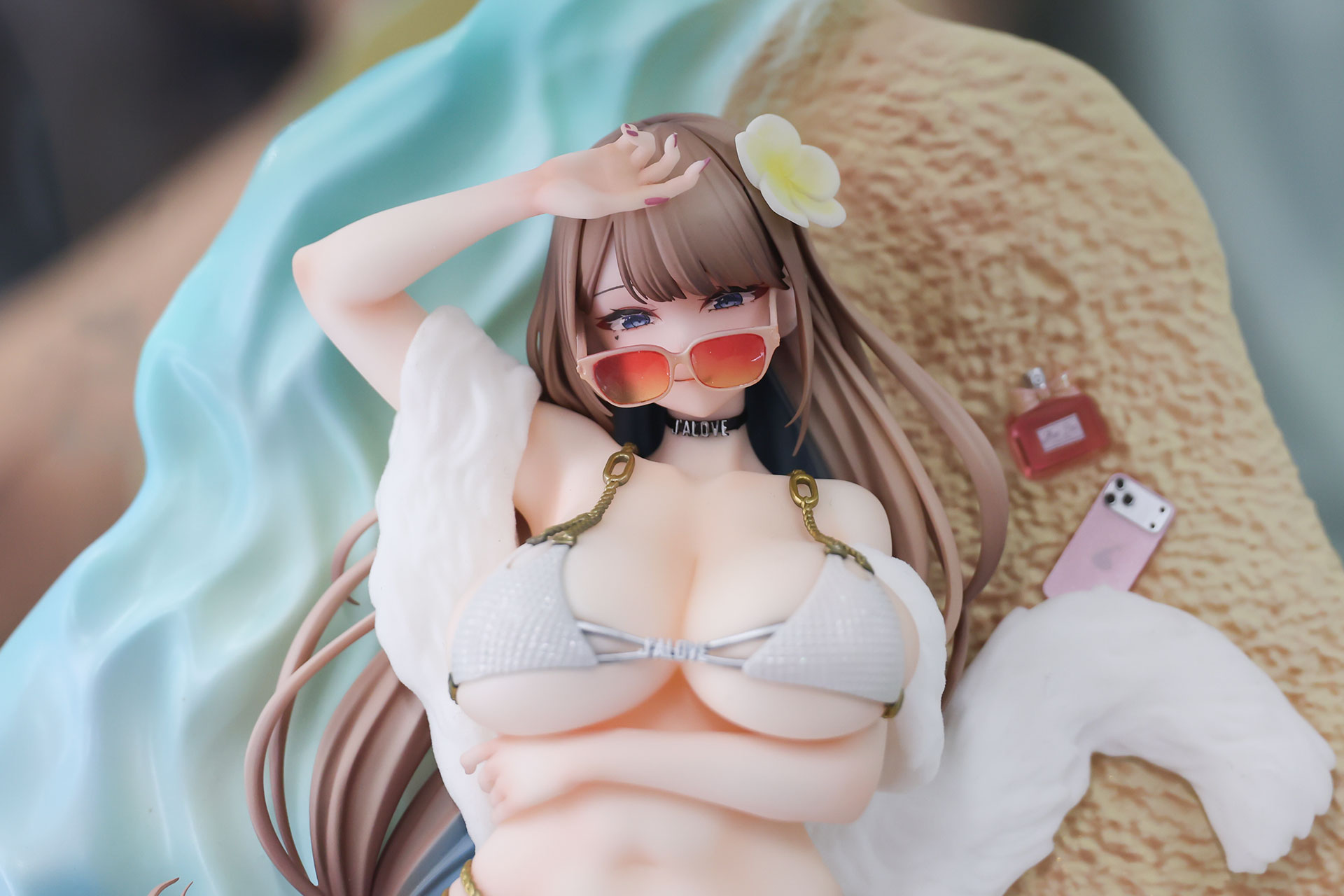 サングラス越しの視線にドキッ！「冬山あさこ サマービーチデート」【あみあみ展示撮り下ろし】イラストレーター・くせ氏が描く「あさこ先生」を立体化